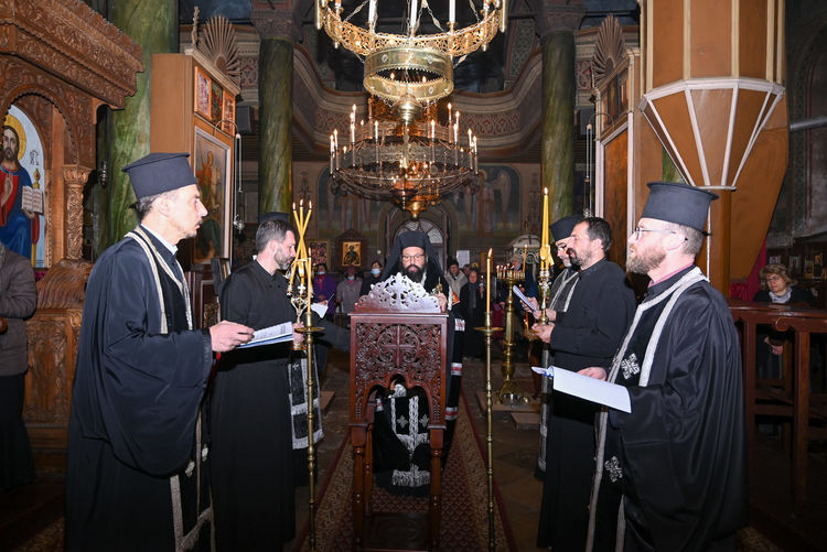 В храм „Св. Николай Чудотворец“ бе прочетена втората част на Покайния канон