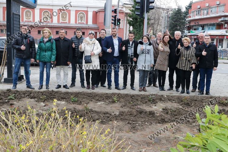 16 храста червени рози засадиха кандидатите за народни представители от БСП за България от 29-и МИР, област Хасково