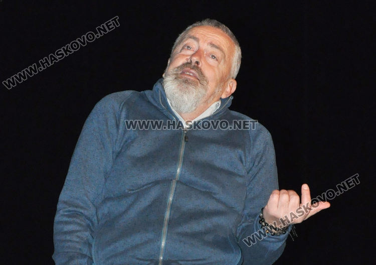 Стефан Цирков разказва една история между иронията и тъгата в първия си моноспектакъл