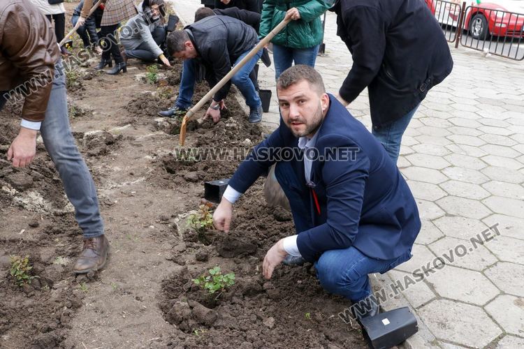 16 храста червени рози засадиха кандидатите за народни представители от БСП за България от 29-и МИР, област Хасково
