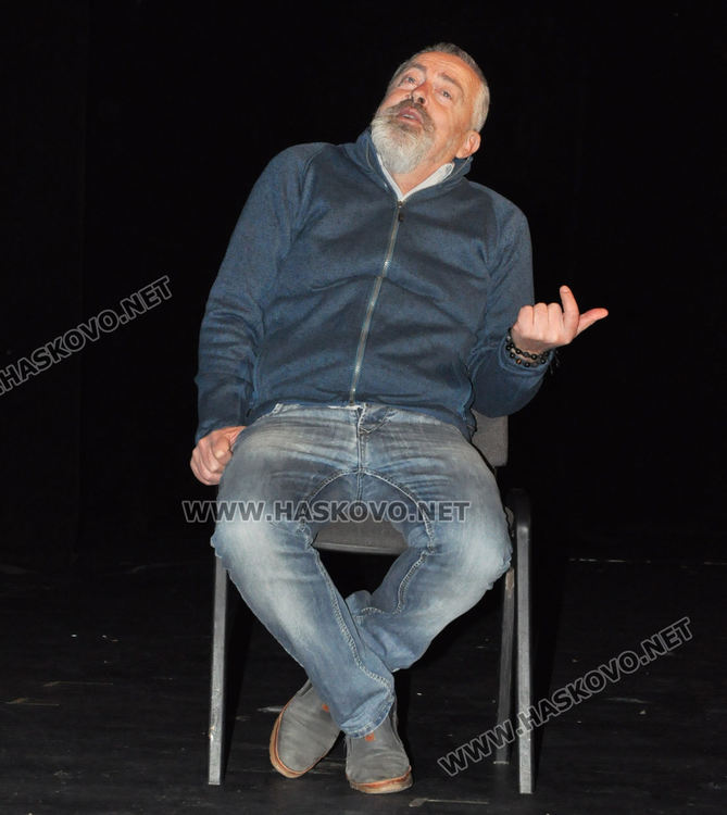 Стефан Цирков разказва една история между иронията и тъгата в първия си моноспектакъл