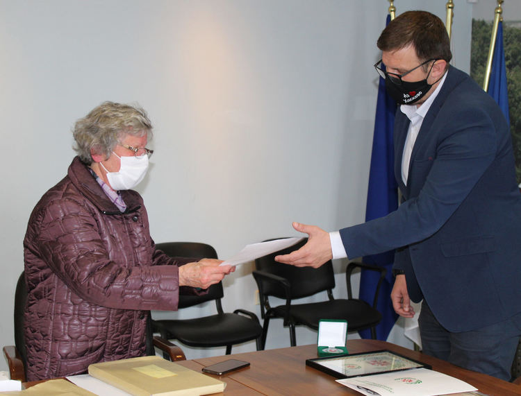 Кметът Дечев и общински служители с грамоти за подкрепа към Съюза на военноинвалидите