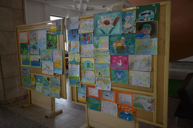 Детски рисунки разкрасиха Информационния център в община Асеновград 