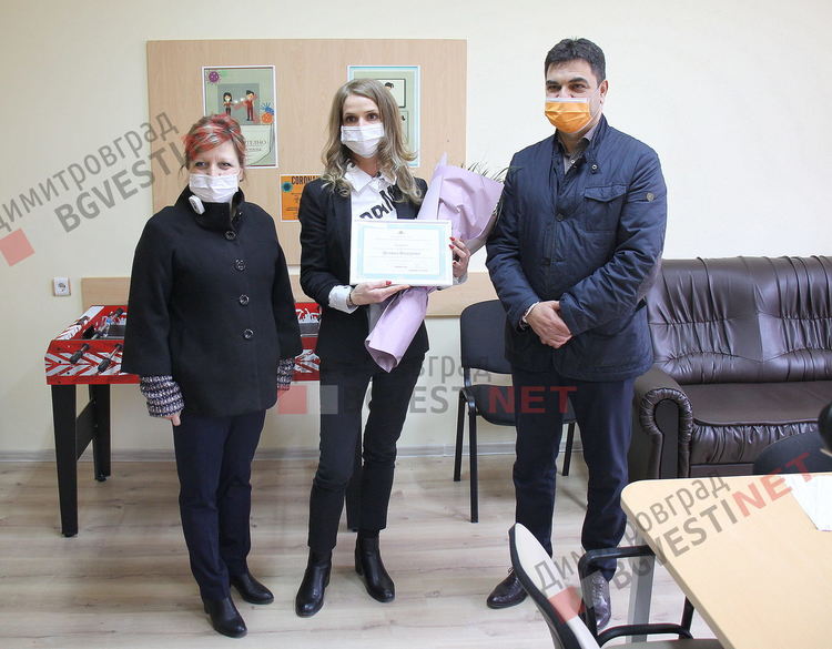 Иво Димов, Гергана Кръстева и  Деляна Бодурова в  Дневния център за пълнолетни лица с увреждания