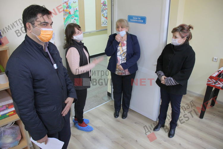 Иво Димов и Гергана Кръстева в  Дневния център за пълнолетни лица с увреждания