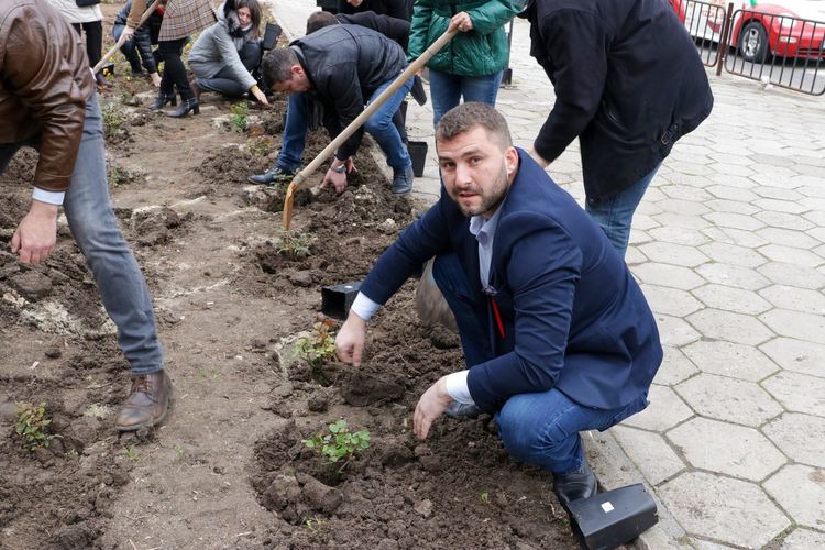 16 храста червени рози засадиха кандидатите за народни представители от БСП за България от 29-и МИР, област Хасково