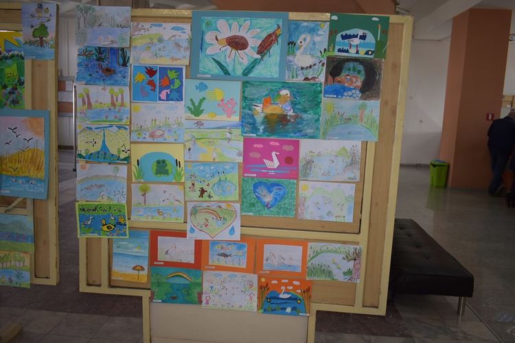 Детски рисунки разкрасиха Информационния център в община Асеновград 