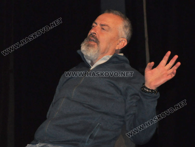 Стефан Цирков разказва една история между иронията и тъгата в първия си моноспектакъл