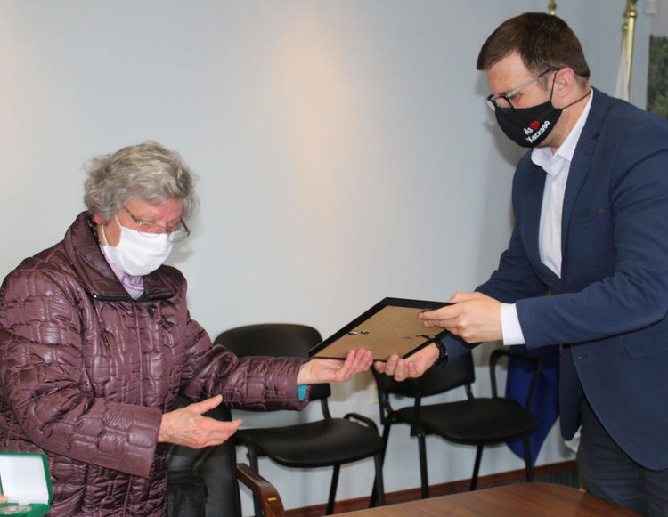 Кметът Дечев и общински служители с грамоти за подкрепа към Съюза на военноинвалидите