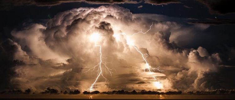 Мълнии може да са помогнали за зараждането на живота на Земята