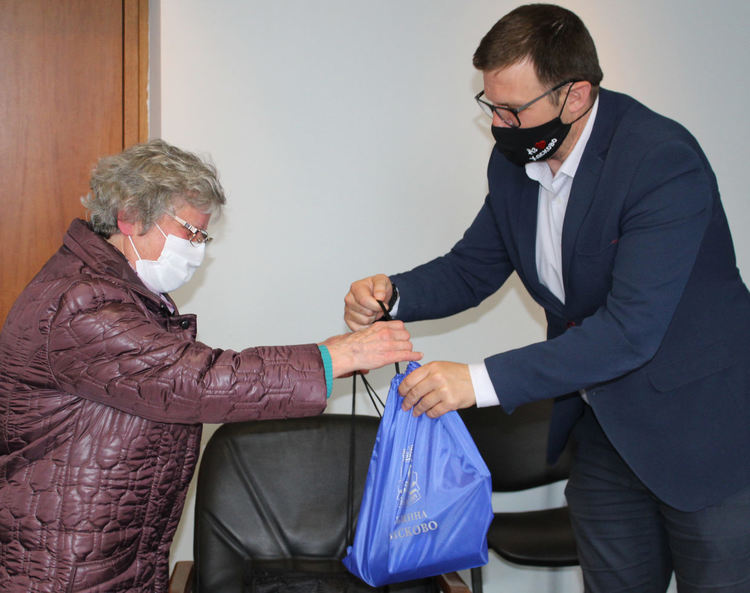 Кметът Дечев и общински служители с грамоти за подкрепа към Съюза на военноинвалидите