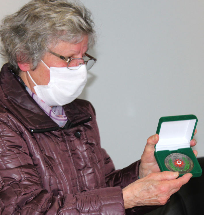 Кметът Дечев и общински служители с грамоти за подкрепа към Съюза на военноинвалидите