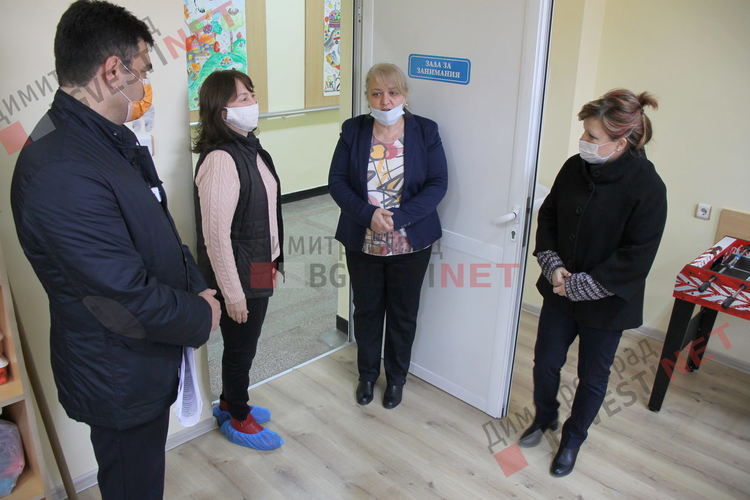 Иво Димов и Гергана Кръстева в  Дневния център за пълнолетни лица с увреждания