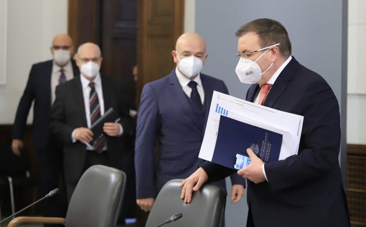 Всички деца от понеделник вкъщи, затварят от заведения до театри