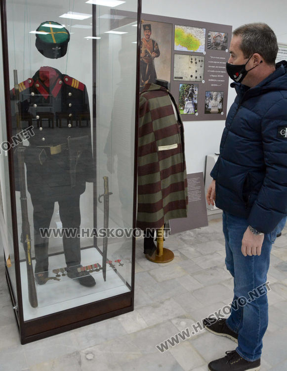 Показват автентичната носия, която Васил Михайлов носи във филма за Капитан Петко Войвода