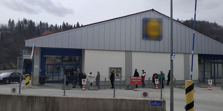 Върнаха строгия пропускателен режим в големите магазини в Смолян. Пред тях се вият опашки