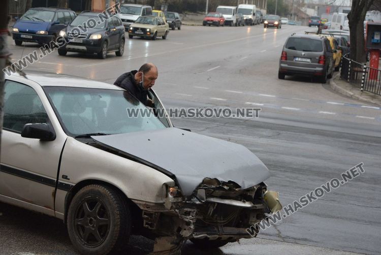 Опел и Хюндай се разбиха на кръстовище в Хасково