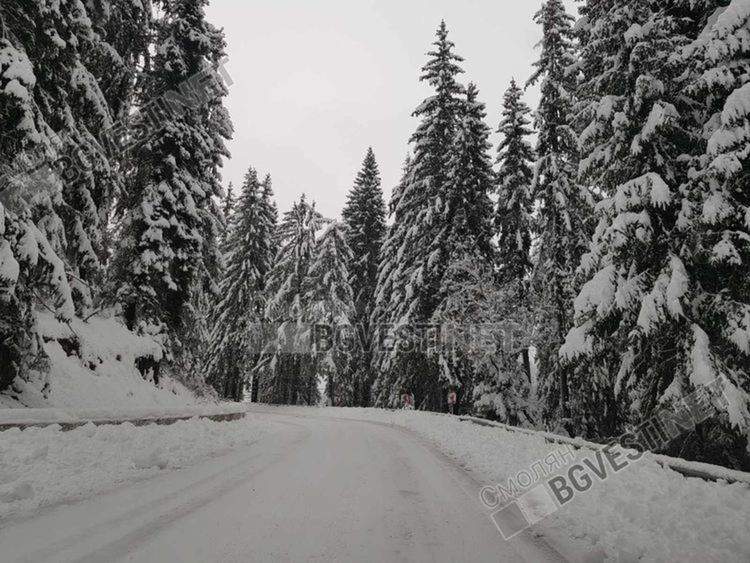 Зимата не иска да си тръгне, на проходите - обилен снеговалеж