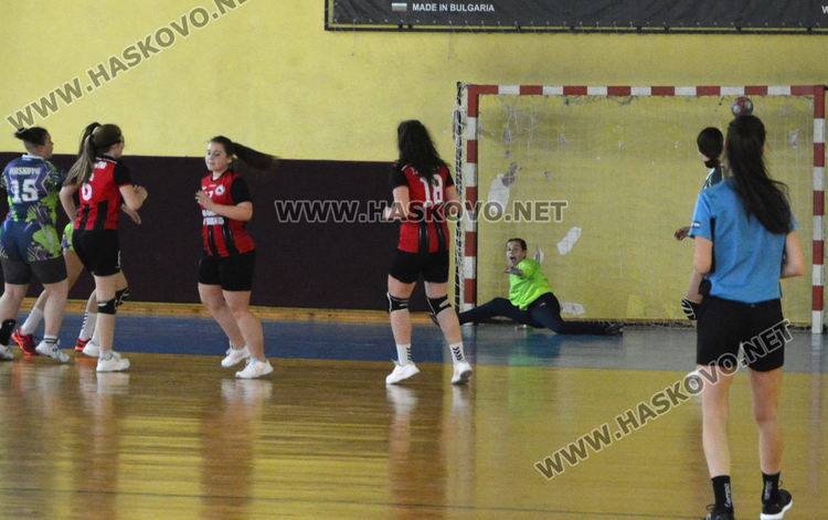 Хандбалистките на „Хасково“ започнаха с победа в турнира за Купа България