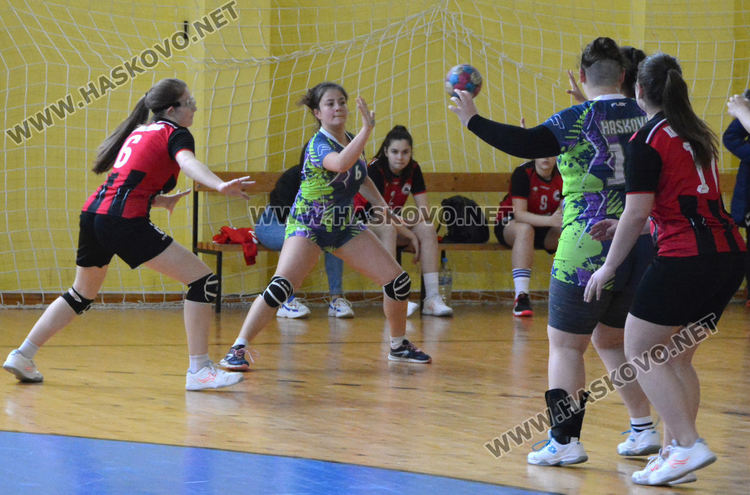 Хандбалистките на „Хасково“ започнаха с победа в турнира за Купа България
