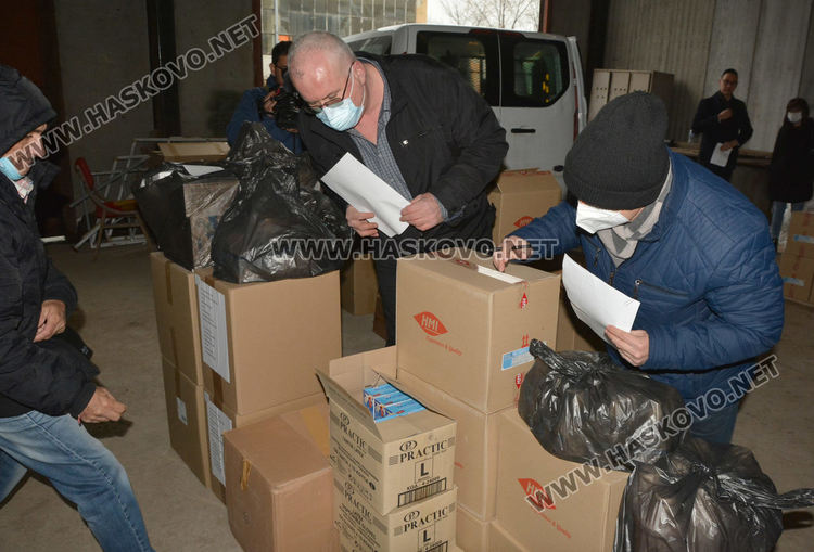 Пристигнаха 123 600 маски, ръкавици, гащеризони и дезинфектанти за изборите