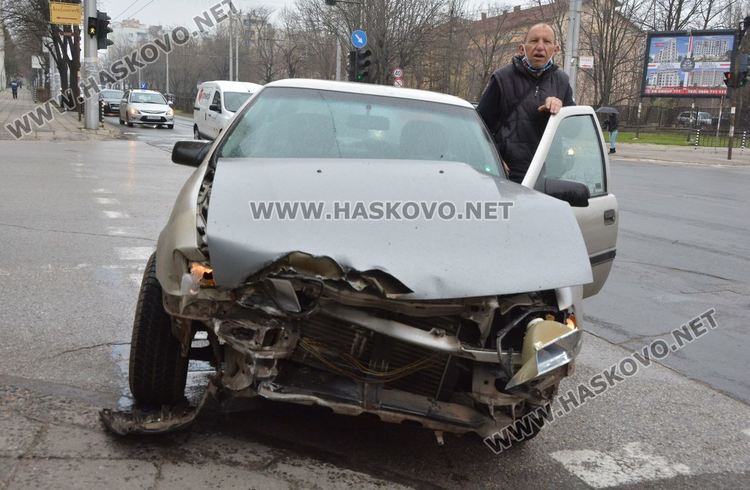 Опел и Хюндай се разбиха на кръстовище в Хасково
