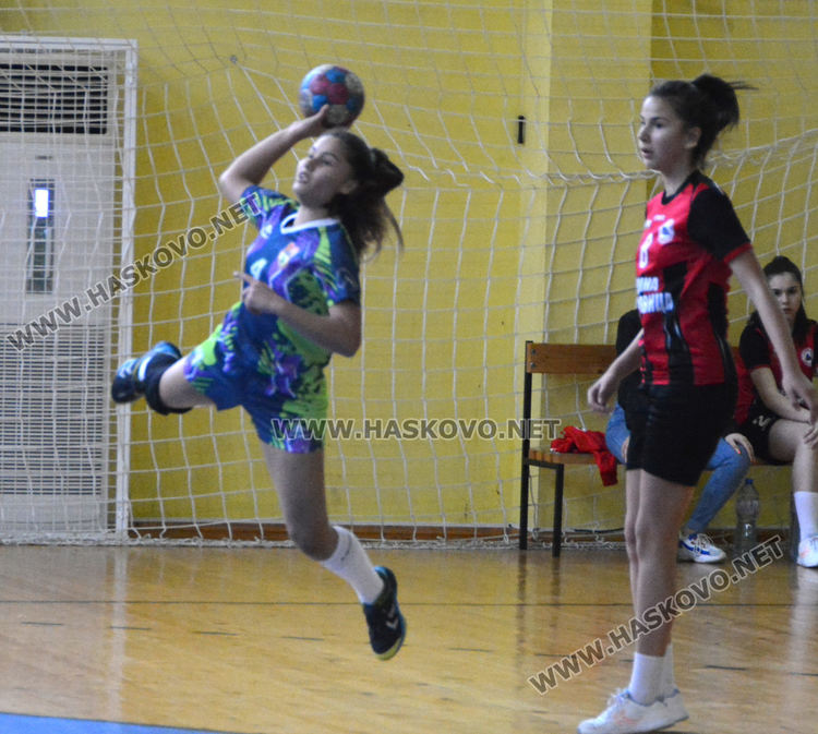 Хандбалистките на „Хасково“ започнаха с победа в турнира за Купа България