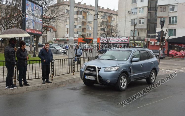 Опел и Хюндай се разбиха на кръстовище в Хасково