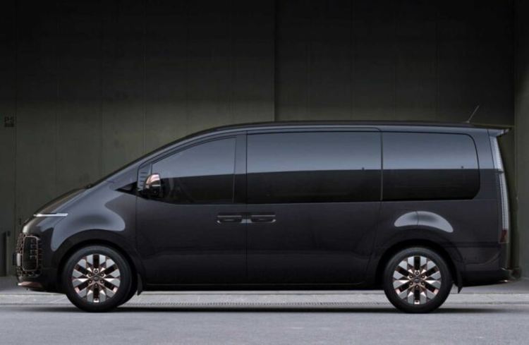 Hyundai Staria е 11-местен космически кораб