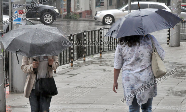 Дъждовно и студено в неделя