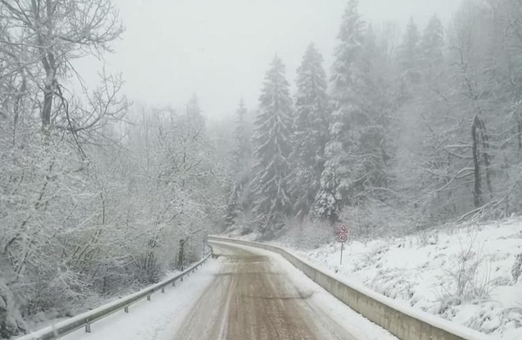 Внимание  шофирайте внимателно! Проходите са проходими  при зимни условия