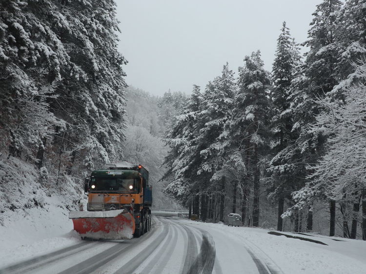 Пролетта започна със сняг в областта,  17 машини чистят републиканските пътища