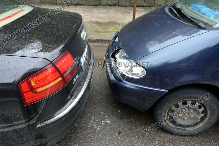 Фолксваген се заби в Ауди на Кърджалийска 
