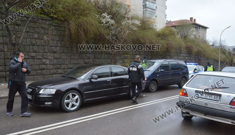 Фолксваген се заби в Ауди на Кърджалийска 