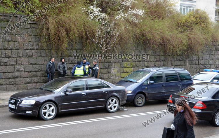 Фолксваген се заби в Ауди на Кърджалийска 