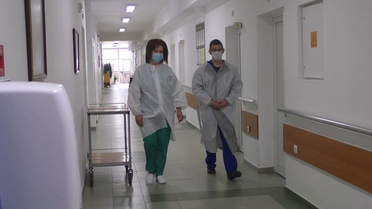 Студент по медицина работи като доброволец в МБАЛ – Смолян