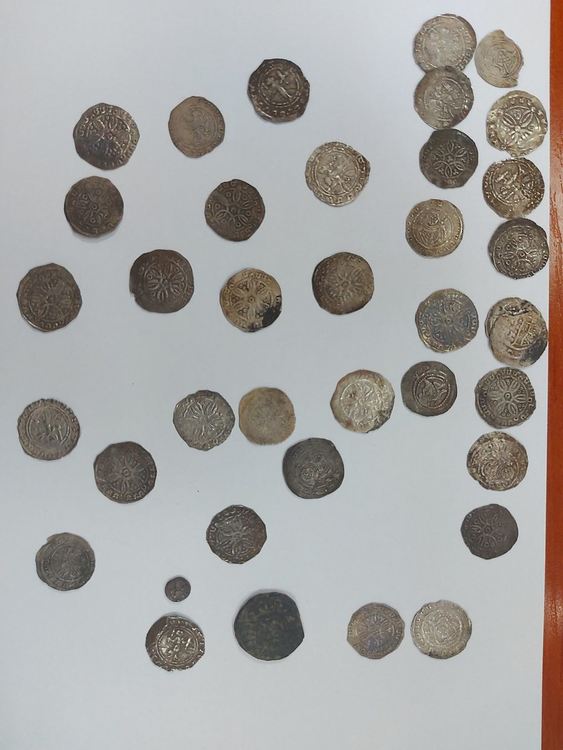 Задържаха мъж с антични монети и за подкуп от 1500 евро