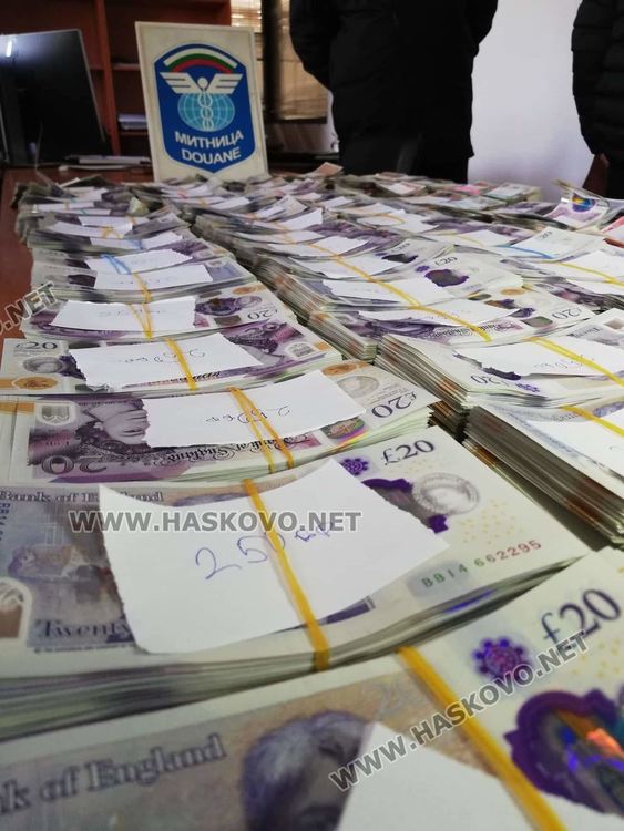 Рекордна сума недекларирани пари е открита в камион на границата