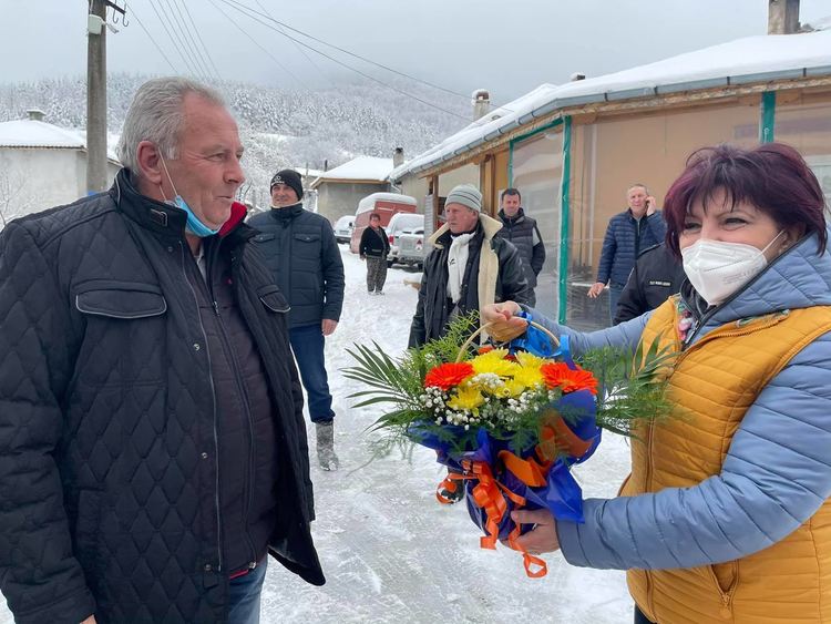 Цвета Караянчева при планинците от община Черноочене,обявява се срещу манипулирането на хората от ДПС