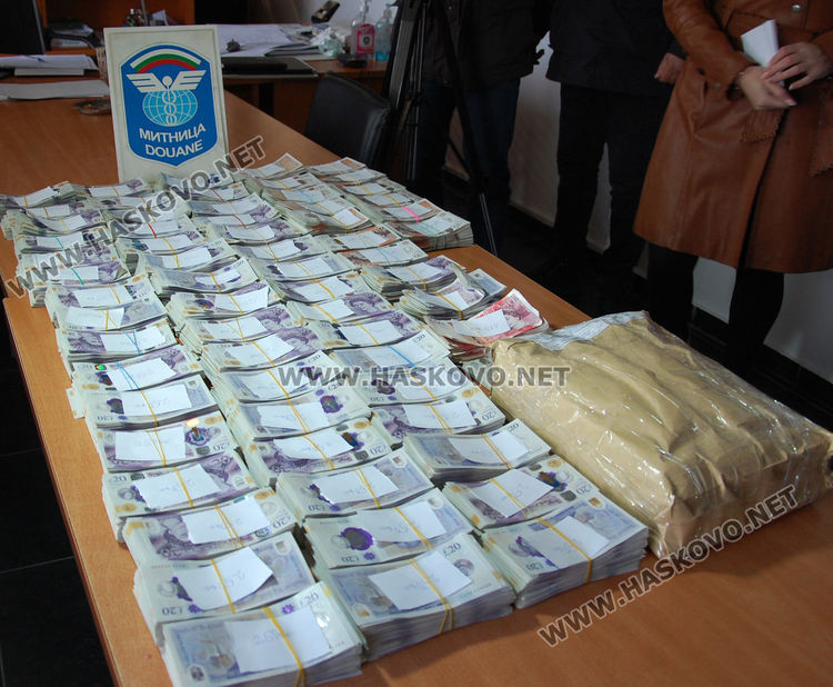 Рекордна сума недекларирани пари е открита в камион на границата