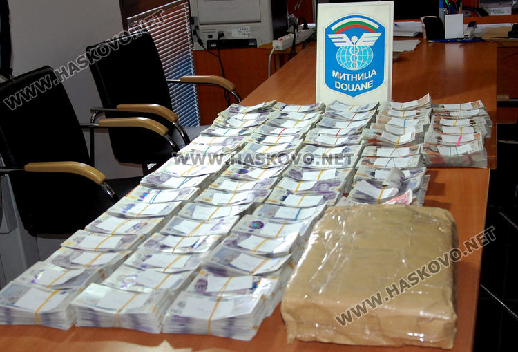 Рекордна сума недекларирани пари е открита в камион на границата