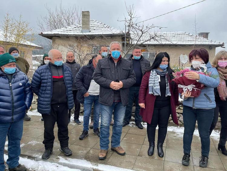 Цвета Караянчева при планинците от община Черноочене,обявява се срещу манипулирането на хората от ДПС