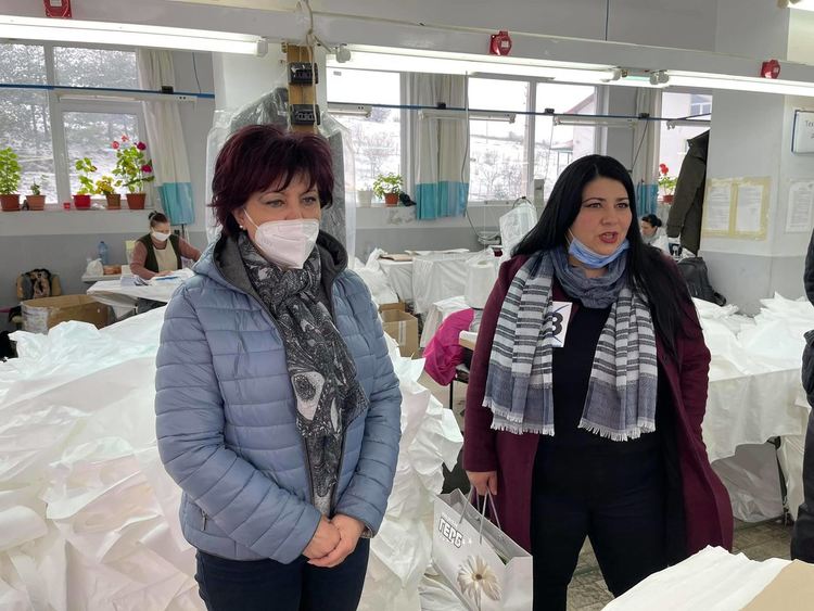 Цвета Караянчева при планинците от община Черноочене,обявява се срещу манипулирането на хората от ДПС