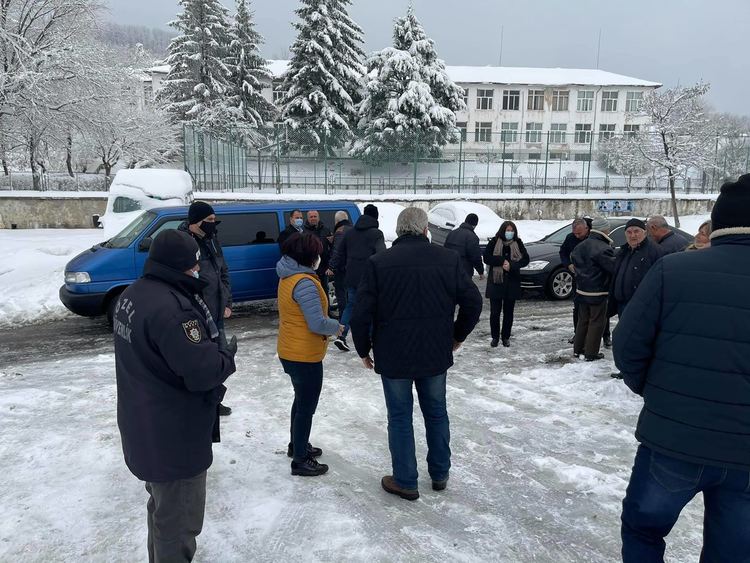 Цвета Караянчева при планинците от община Черноочене,обявява се срещу манипулирането на хората от ДПС