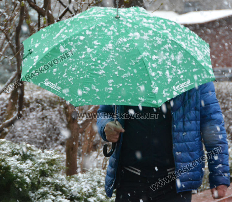 Студено и снежно днес