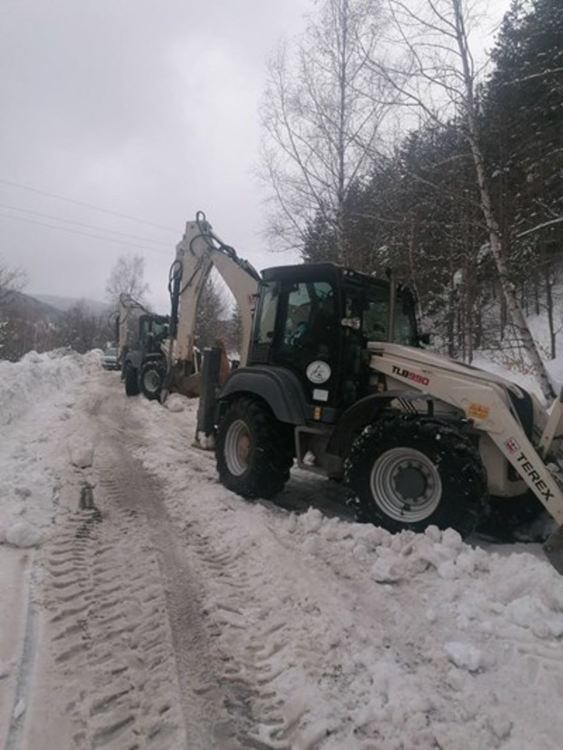 Разчистиха еднометрови преспи от пътя между пернишките села Боснек и Чуйпетлово