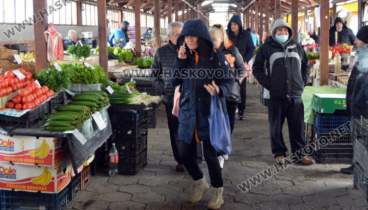 Търговците на зеленчуковия пазар ядосани: Купувачите не носят маски