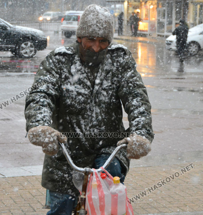 Студено и снежно днес