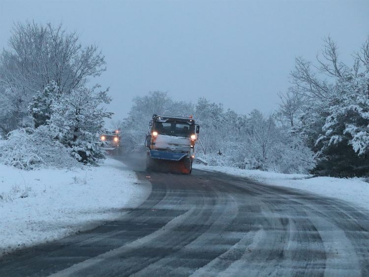 Обилен снеговалеж в цялата област, над 30 снегорина в действие