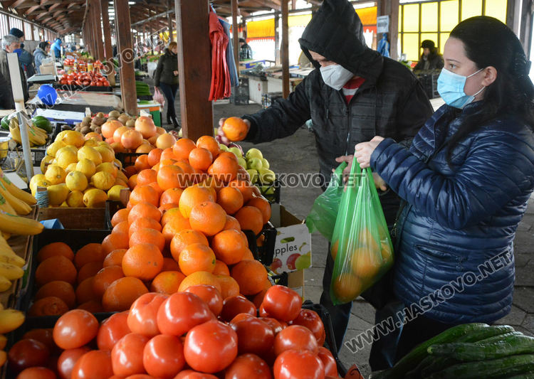 Търговците на зеленчуковия пазар ядосани: Купувачите не носят маски